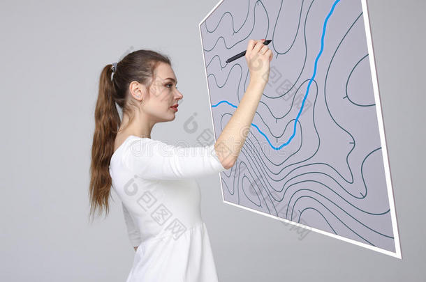 地理信息系统的概念，女科学家与未来主义的GIS接口在一个透明的屏幕上工作。