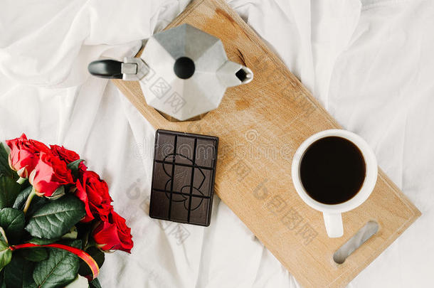 一杯咖啡，木板上的咖啡，白色背景上的一束<strong>红玫瑰</strong>