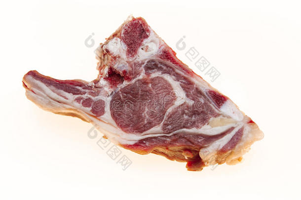 新鲜的肉，有几条脂肪。 生羊肉片特写。 澳大利亚羔羊。 骨头上羊鞍的一部分。