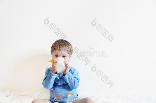 一个喝酸奶的孩子