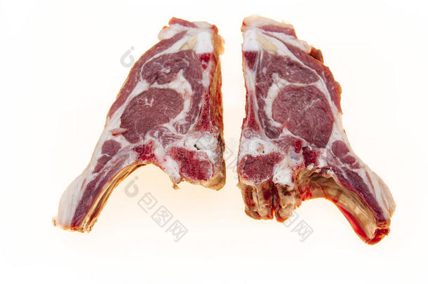 新鲜的肉，有几条脂肪。 生羊肉片特写。 澳大利亚羔羊。 骨头上羊<strong>鞍</strong>的一部分。