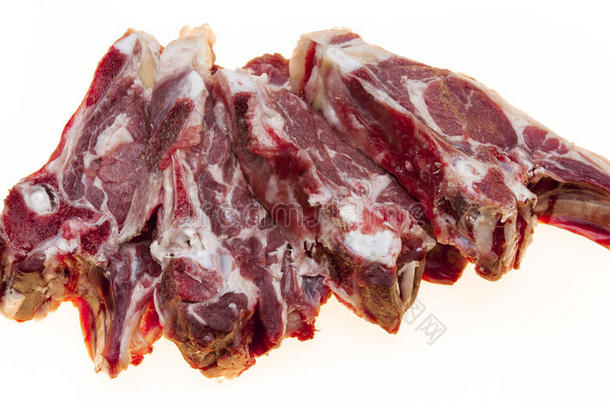 新鲜的肉，有几条脂肪。 生羊肉片特写。 澳大利亚羔羊。 骨头上羊鞍的一部分。