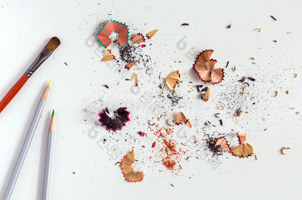 画笔、彩色铅笔和木屑的创意概念形象