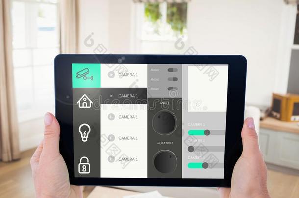 手持数字平板电脑，屏幕上有家庭安全图标