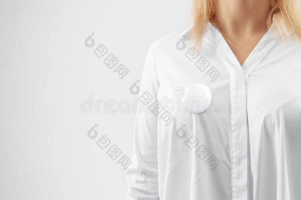 空白按钮徽章模型钉在妇女的胸部