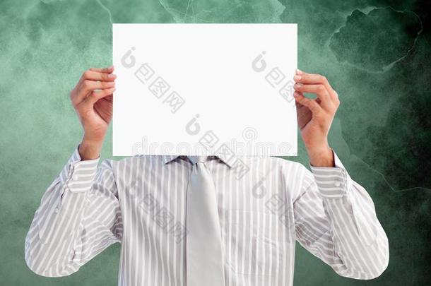 在绿色背景下，一个商人脸前举着一张空白的标语牌