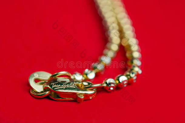 <strong>金项链</strong>750K黄金等级与意大利设计的红色法兰绒c
