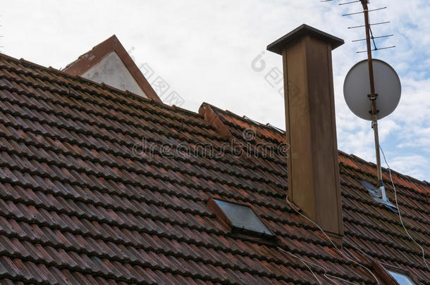 欧洲橙色屋顶瓦烟囱卫星碟住宅屋顶家庭设计