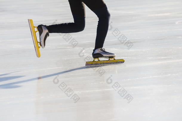 溜冰场的金色溜冰鞋-冬季运动概念