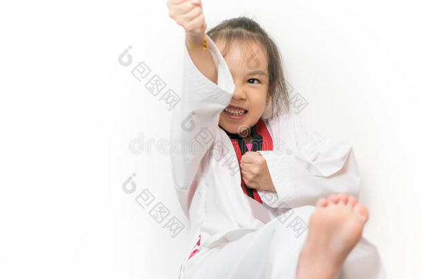 亚洲孩子正在扔跆拳道踢孤立
