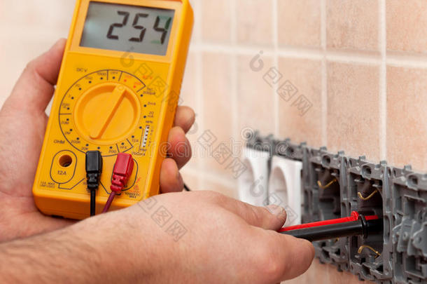 电工手测量电气墙壁插座的电压