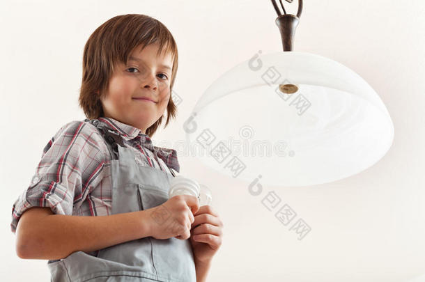 男孩在吸顶灯里换灯泡