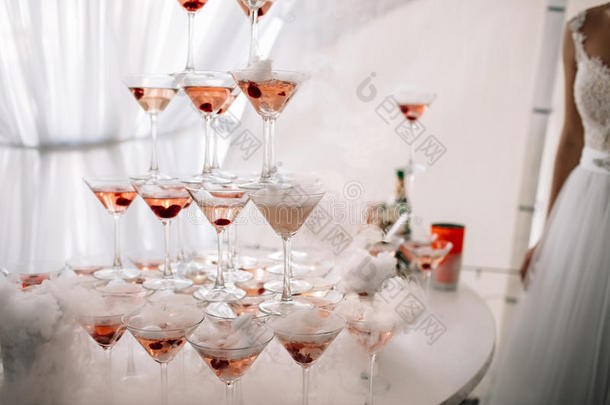 香槟杯。 新娘和新郎的婚礼幻灯片香槟。 五颜六色的结婚眼镜和香槟。 餐饮服务。 卡特琳