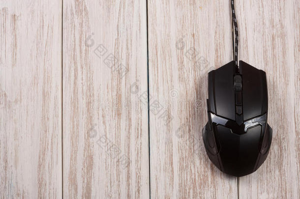 黑色计算机鼠标在白色木制背景上，为您的文本提供复制空间。 上面的风景