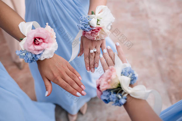 新娘和伴娘手上戴着花手镯。 婚姻观念