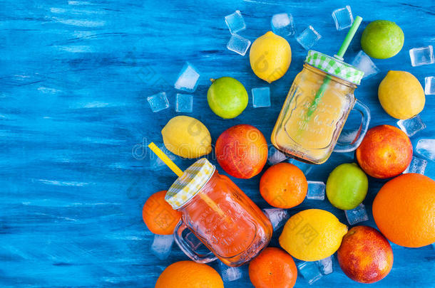 柑橘类维生素果汁周围有新鲜水果