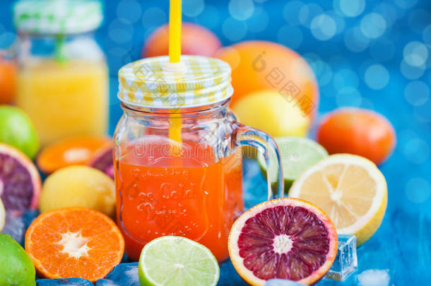 柑橘类维生素果汁周围有新鲜水果