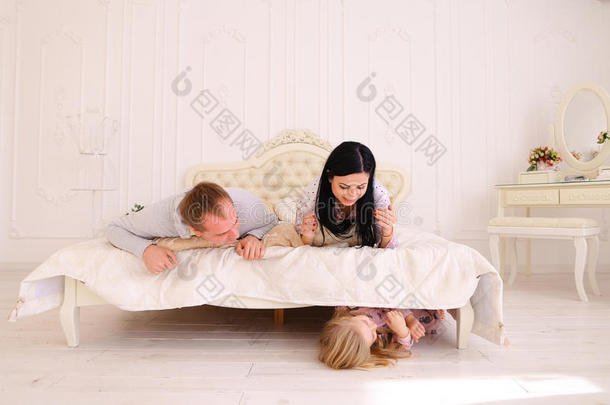 女儿躲在床底下，爸爸妈妈在家里找孩子