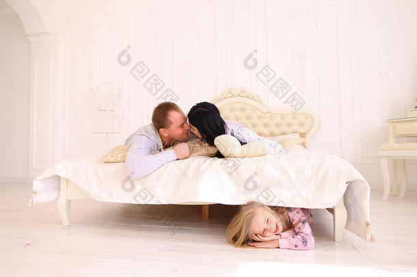 女儿躲在床底下，爸爸妈妈在家说话