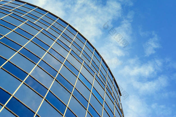 现代建筑的弧形玻璃立面