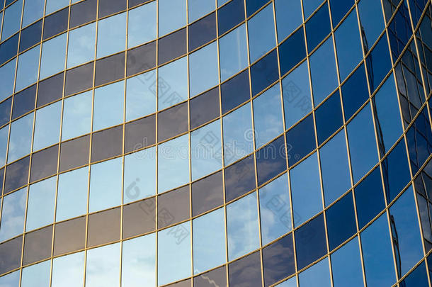现代建筑的弧形玻璃立面