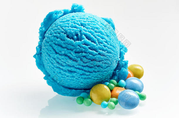 明亮的蓝色冰淇淋和五颜六色的糖果