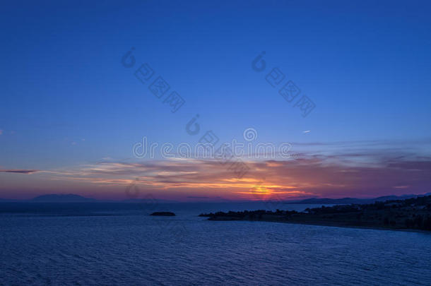 黄昏中绚丽的海洋和天空的颜色，西索尼亚，<strong>白垩纪</strong>，希腊