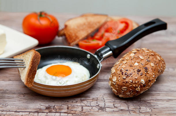 煎鸡蛋在平底锅里，简单的早餐