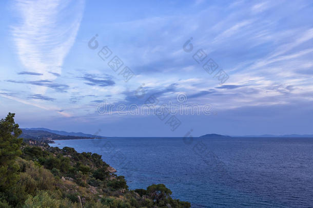 黄昏中绚丽的海洋和天空的颜色，西索尼亚，白垩纪，希腊