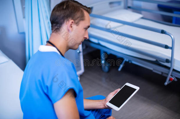 医生在病房使用数码片
