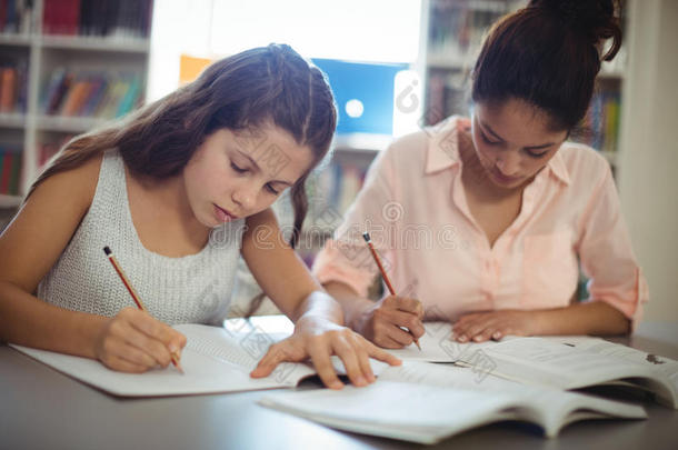 专心学习的学生在图书馆学习