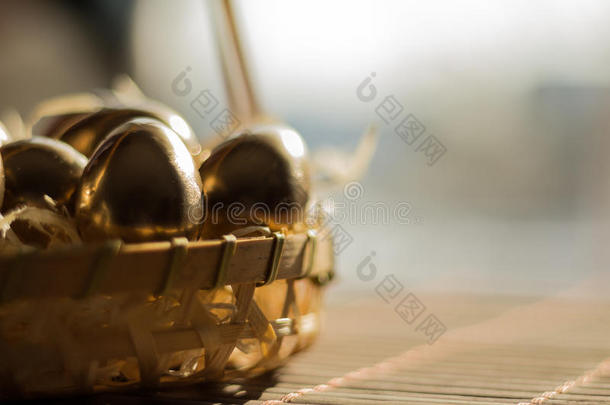 柳条篮子里的金蛋，复活节背景