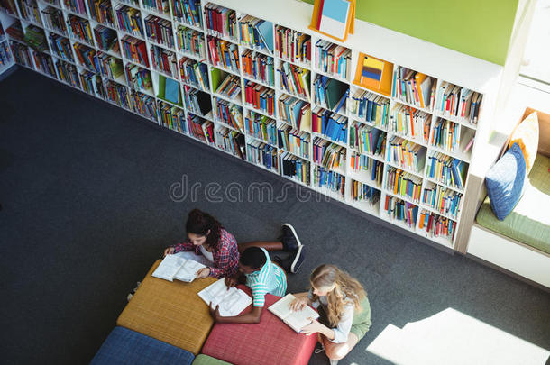 专心学习的学生在图书馆学习