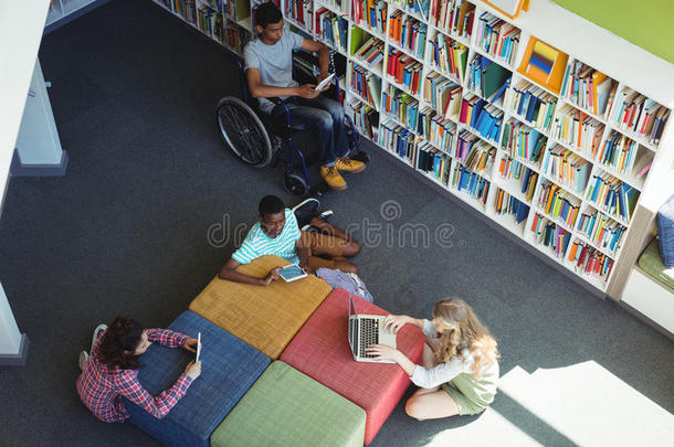 专心学习的学生在图书馆学习