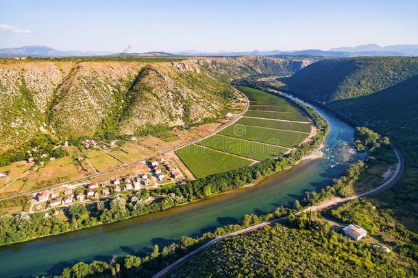 波斯尼亚和黑塞哥维那内雷特瓦河旁边著名的波斯尼亚山谷的鸟瞰图。