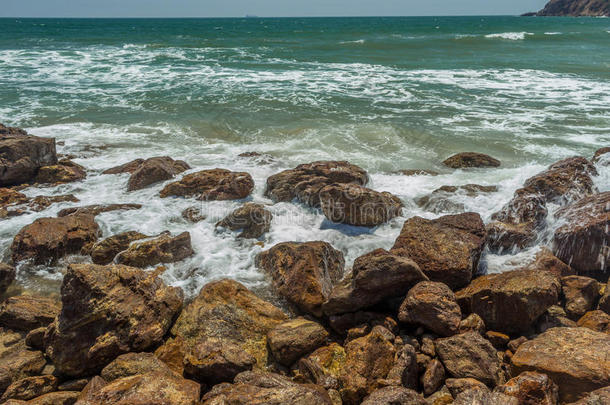 <strong>近景</strong>海景与坚硬的岩石和静止的波浪，凯拉什吉里，Visakhapatnam，安德拉邦，2017年3月5日