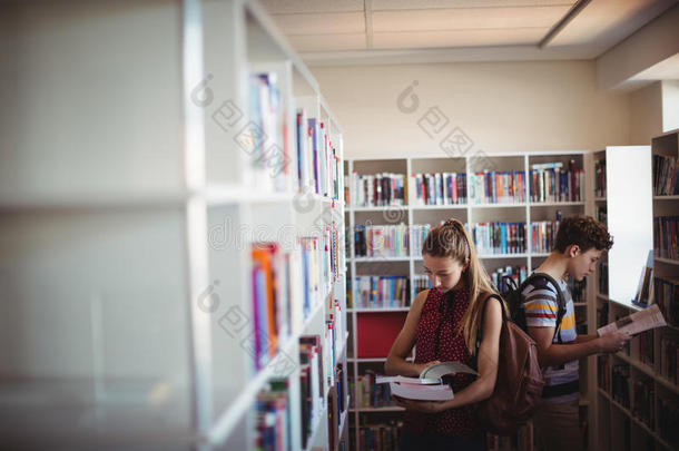 专心的同学在图书馆看书
