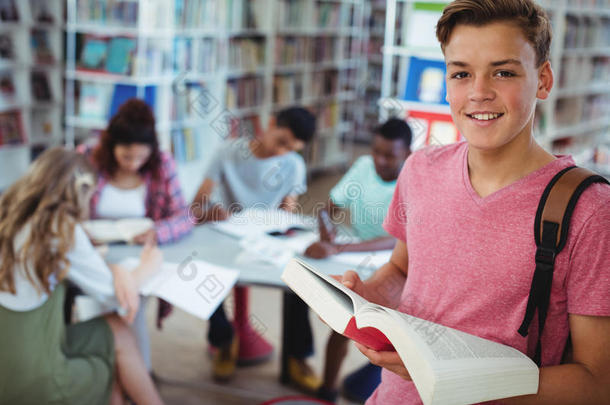 学术的青春期美丽的书男孩