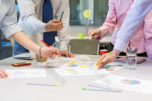 商业团队网络-办公室桌子与图表和人手