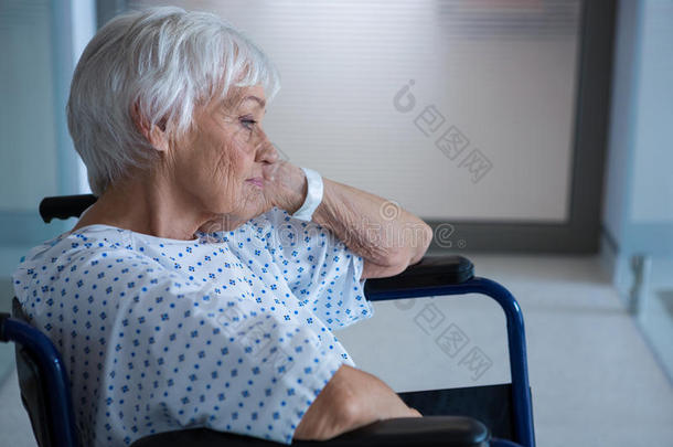 在医院通道轮椅上的残疾老年患者