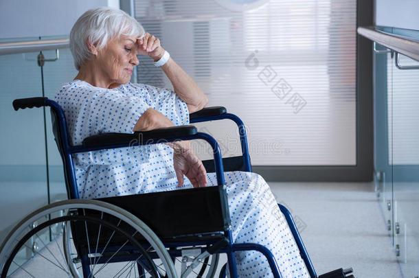 在医院通道<strong>轮椅</strong>上的残疾<strong>老年</strong>患者