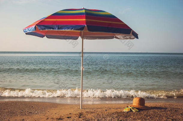沙滩上的雨伞。