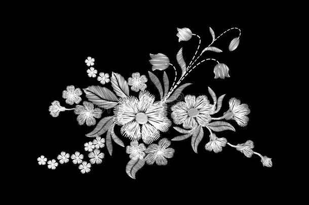 在黑色背景上刺绣白色野花