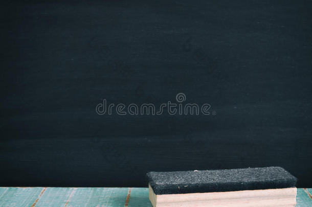 粉笔在黑板背景上擦出