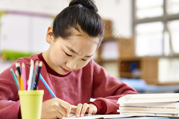 亚洲小学女孩在教室学习
