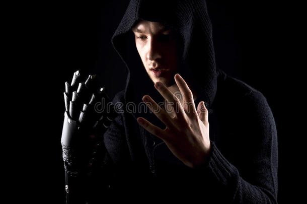 情感，年轻和有吸引力的刺客戴着黑色的手套