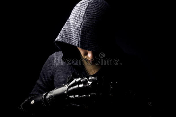 情感，年轻和有吸引力的<strong>刺客</strong>在手套上的黑色背景。