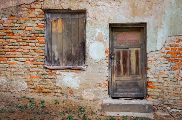 一所旧房子的门窗