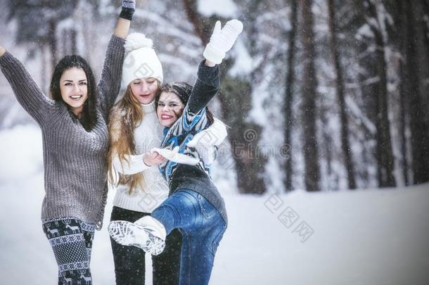 女朋友漂亮的年轻女人在冬季公园穿得很暖和