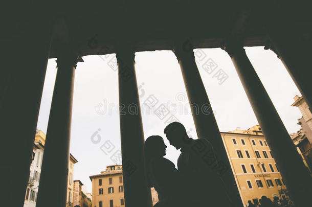 一对夫妇在罗马的万神殿前面